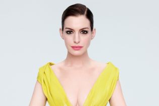 Вагітна Енн Гетевей засвітила пишне декольте у чуттєвій фотосесії