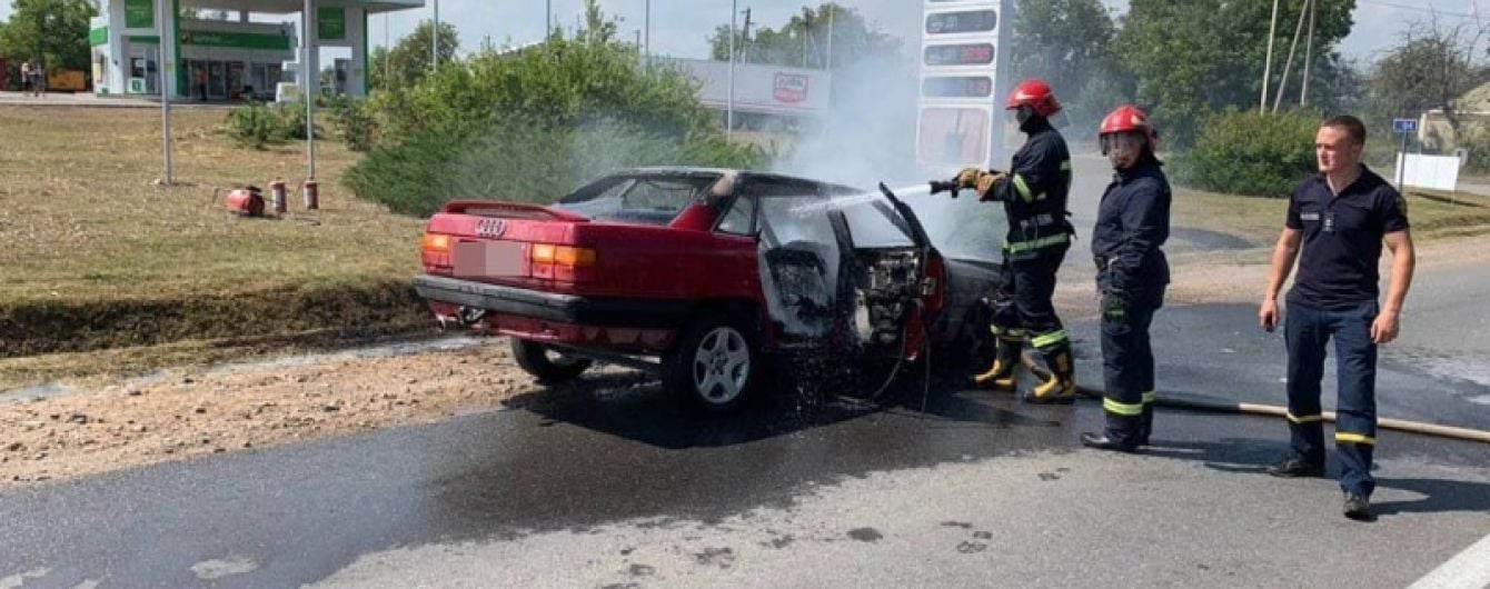 На Буковине возле АЗС загорелся автомобиль Audi