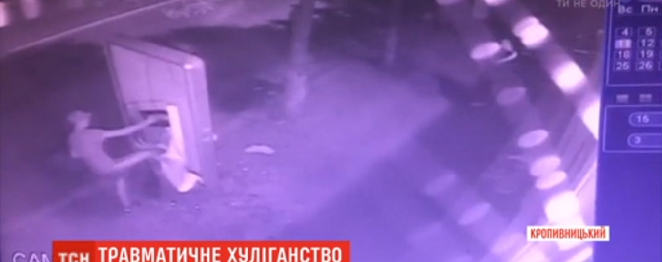 У Кропивницькому підліток у важкому стані опинився у лікарні після того, як розбив сіті-лайт