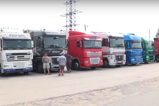 Штрафи і квоти на проїзд. Сотні вантажоперевізників стоять "між двох вогнів" на польському кордоні