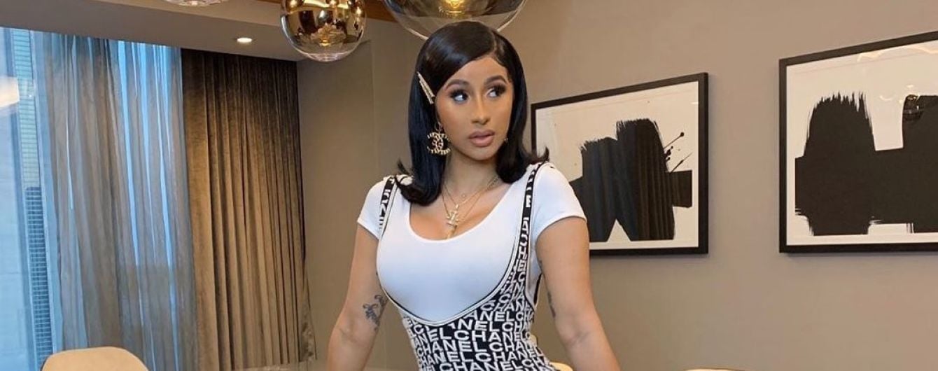 Реперша Cardi B в топе-сеточке показала очень увеличеную грудь