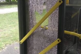В Киеве пассажир разбил окно троллейбуса и скрылся. Перед этим он стоял среди дороги