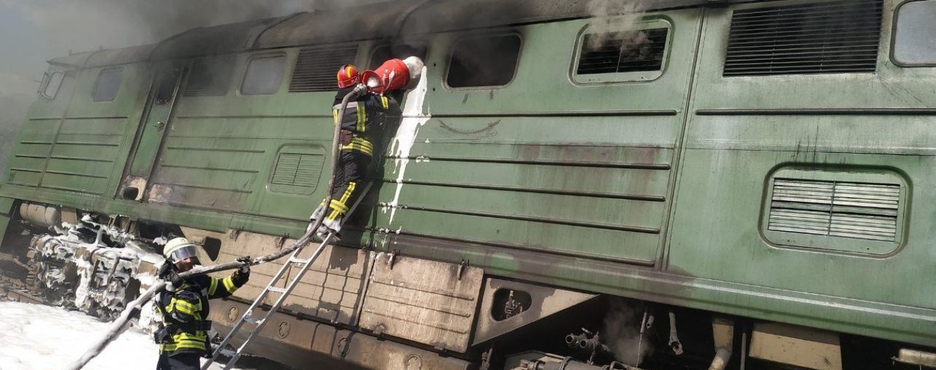 Вблизи села Луганской области загорелся локомотив поезда