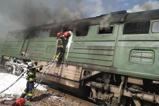 Вблизи села Луганской области загорелся локомотив поезда