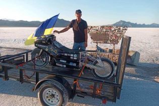 Украинский мотогонщик попал в аварию на электрическом супербайке в Бонневилле
