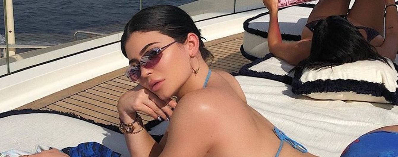 В бикини от Chanel на яхте: Кайли Дженнер показала новые снимки из круиза по Италии