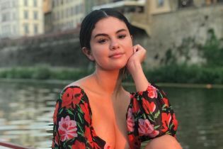 Селена Гомес запускает собственную линию косметики