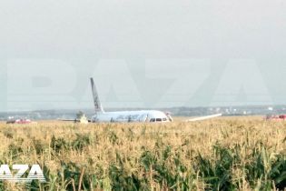 Под Москвой в кукурузное поле приземлился пассажирский самолет, который летел в Крым