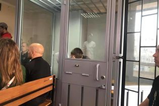На суді підозрюваний у вбивстві Діани Хріненко не піднімає голови
