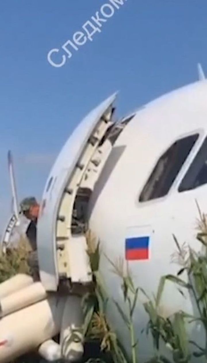Российский пассажирский самолет по дороге в Крым вынужденно приземлился в кукурузном поле