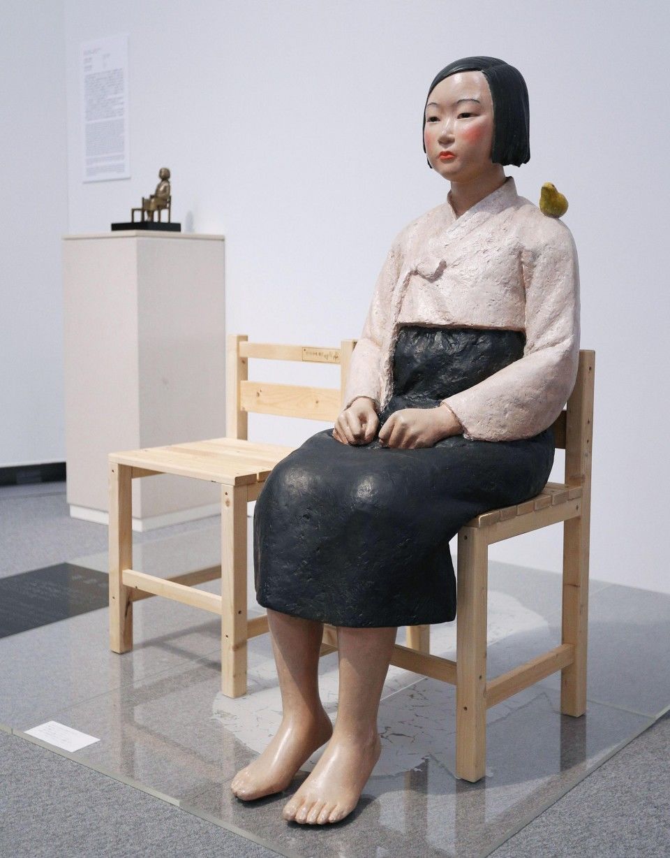 скульптура "Жінка для задоволення", Корея Kim Seo-kyung and Kim Eun-sung, Statue of a Girl of Peace, 2011
