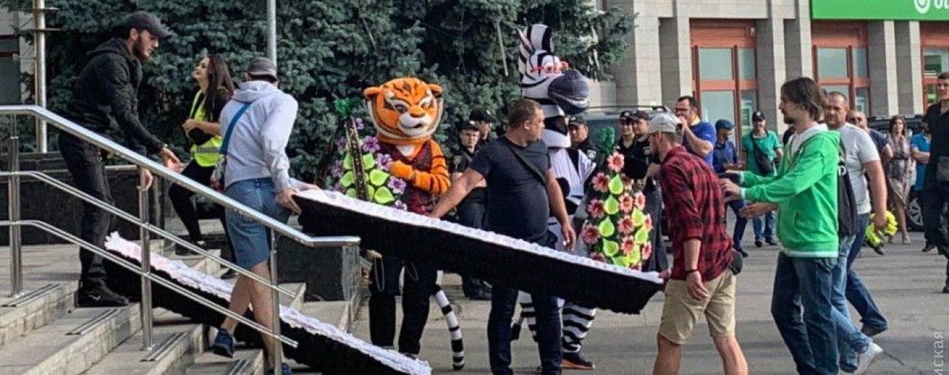 Бійка депутатів та труна під дверима. В Одесі зі скандалу розпочалося засідання облради