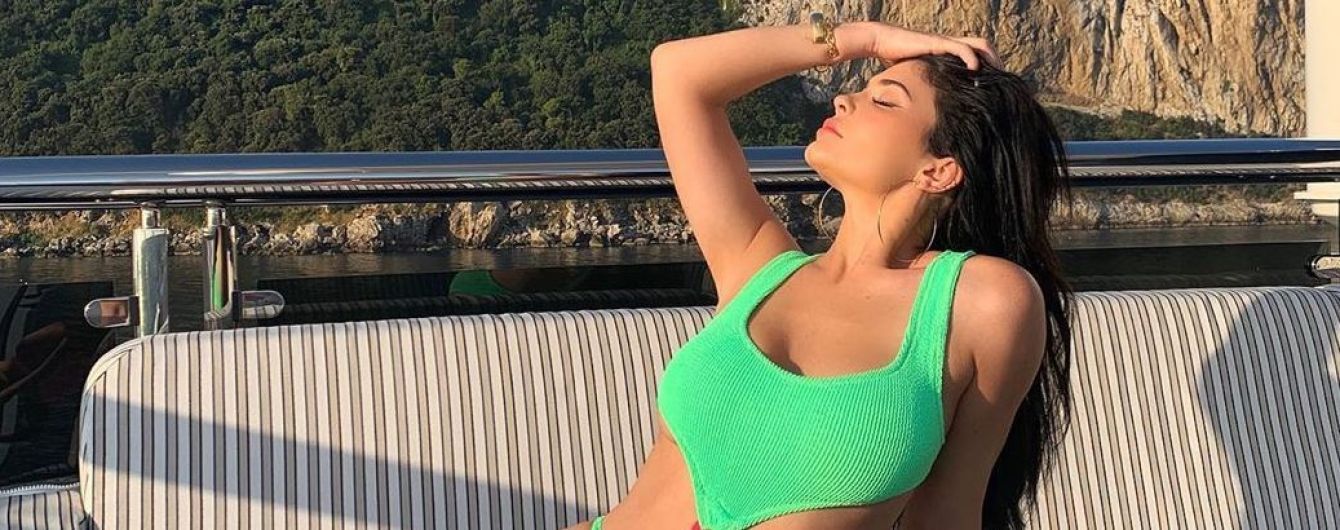 В салатовом купальнике на яхте: Кайли Дженнер поделилась новыми фото из отпуска