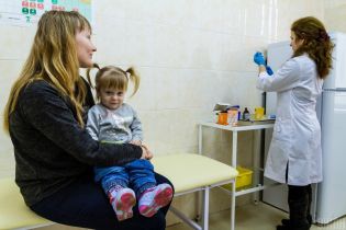 В поликлиниках нет ажиотажа из-за обязательной вакцинации, а в школах даже говорят о незаконности решения