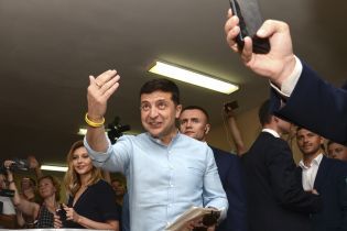 Желтые браслеты с рук Зеленского перешли к освобожденным морякам