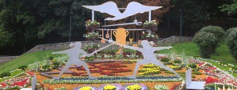 В Киеве открыли невероятную выставку из цветочных инсталляций в честь выдающихся спортивных достижений