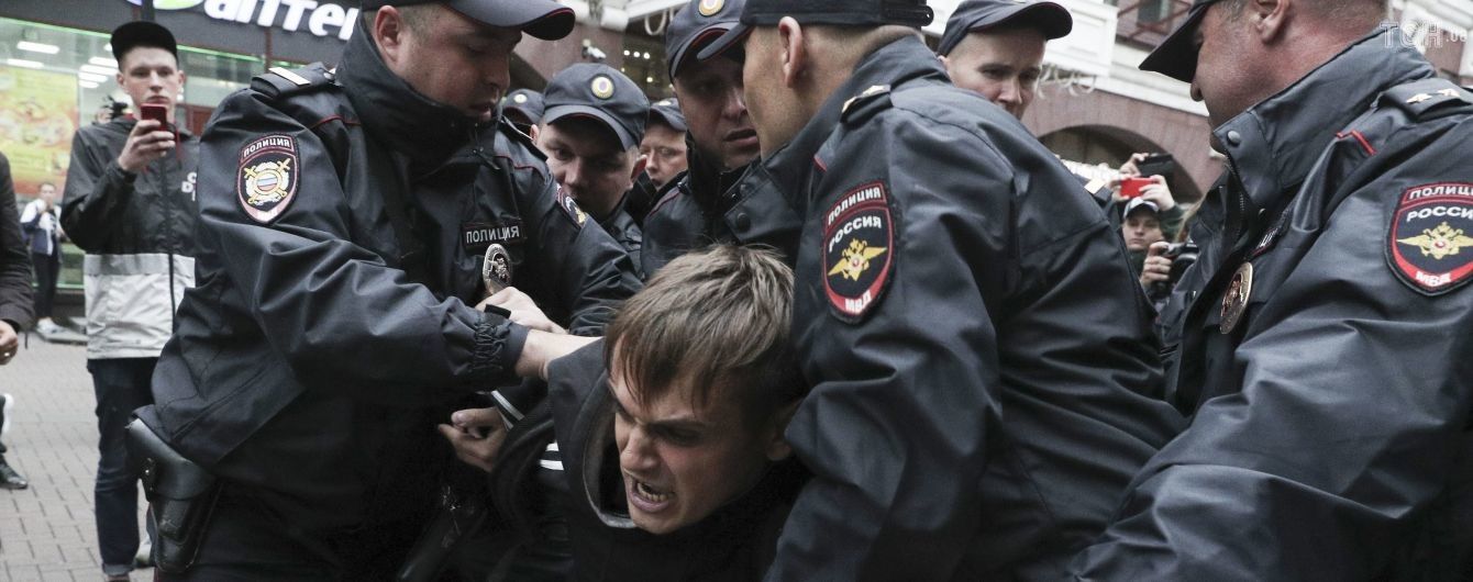 "Паковали" даже за вопрос: в России задержали участников одиночных пикетов оппозиции