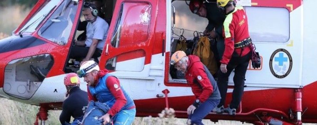 У польських Татрах застрягли двоє науковців. Їх дві доби намагаються витягти рятувальники
