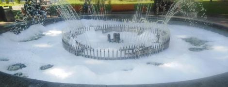 У Києві на Подолі фонтан вкрився піною