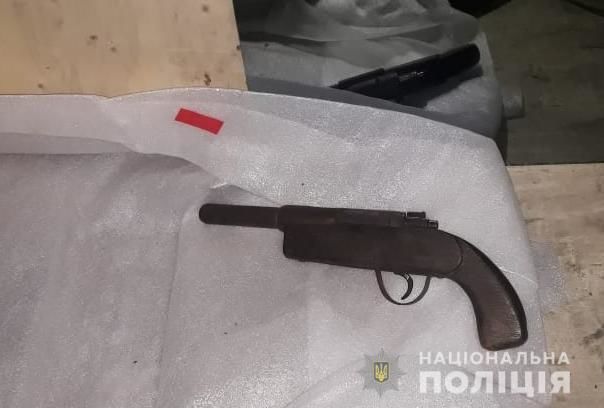 зброя, з якої застрелили чоловіка у гуртожитку