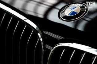 Не пропеллер. У BMW напомнили, что символизирует их эмблема