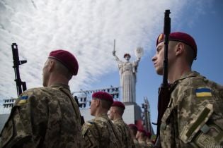 Полторак анонсировал премии военным к Дню Независимости