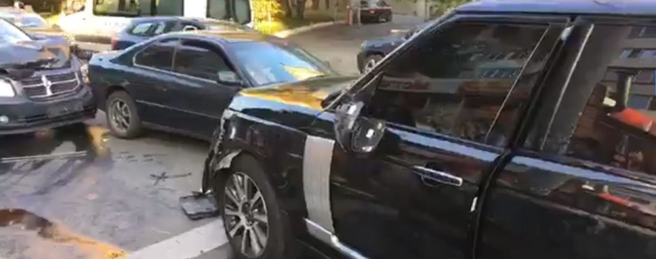 В центре Киева джип влетел в толпу пешеходов, есть пострадавшие
