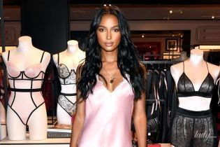У красивій білизняній сукні: Жасмін Тукс на презентації Victoria's Secret