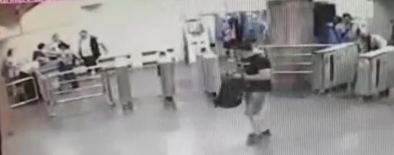 У метро Харкова чоловік вдарив полісмена ножем в груди, опубліковане відео