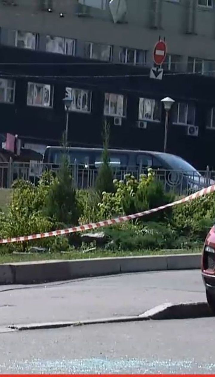 Бите скло, краплі крові і гільзи на асфальті: у Голосіївському районі охоронці влаштували стрілянину