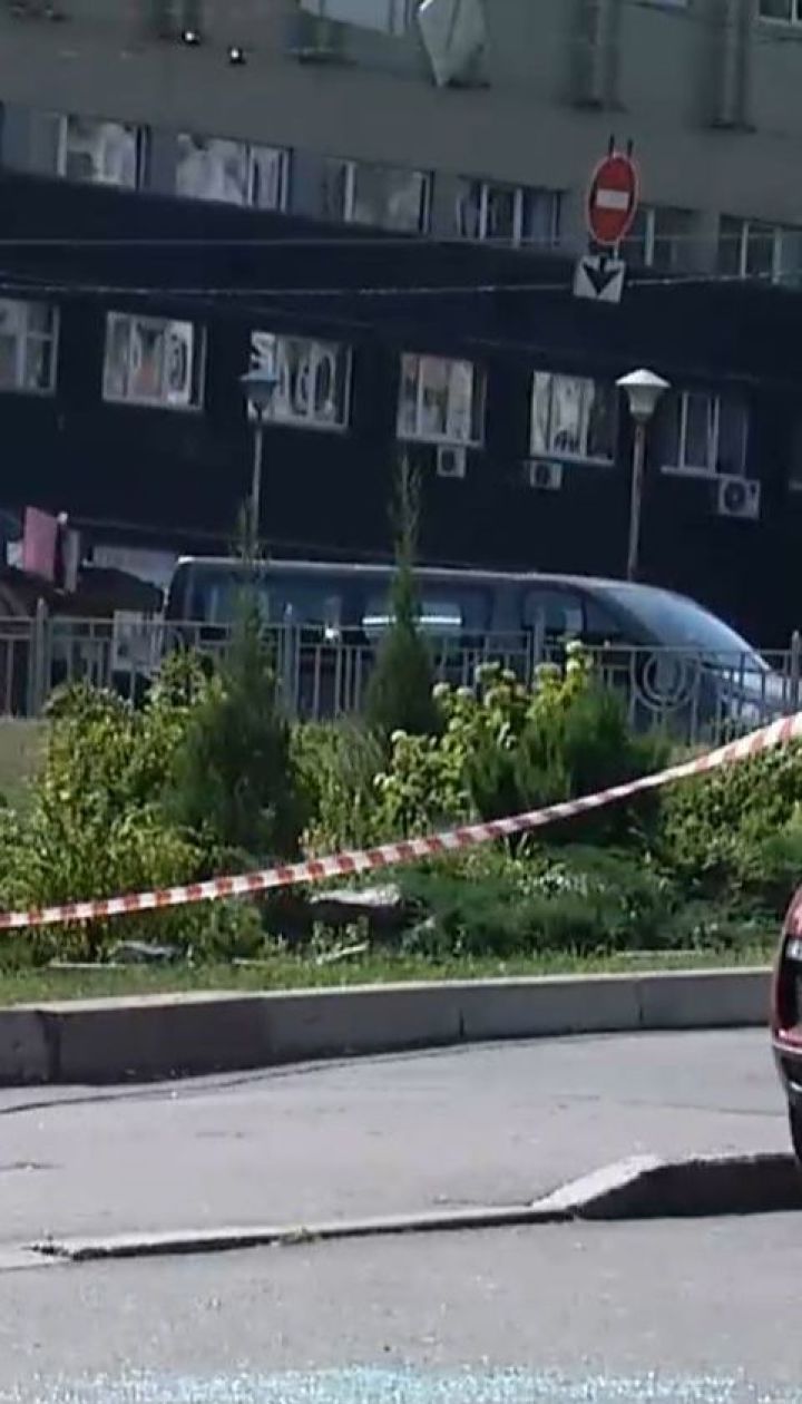 Битое стекло, капли крови и гильзы на асфальте: в Голосеевском районе охранники устроили стрельбу