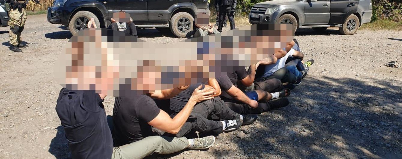 На Харьковщине полиция задержала 15 рейдеров, которые хотели захватить госпредприятие