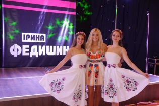 Игривая Ирина Федишин в мини платье-вышиванке отгостролировала по Америке