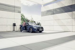 Mercedes выпустил гибридные хэтчбеки и седан