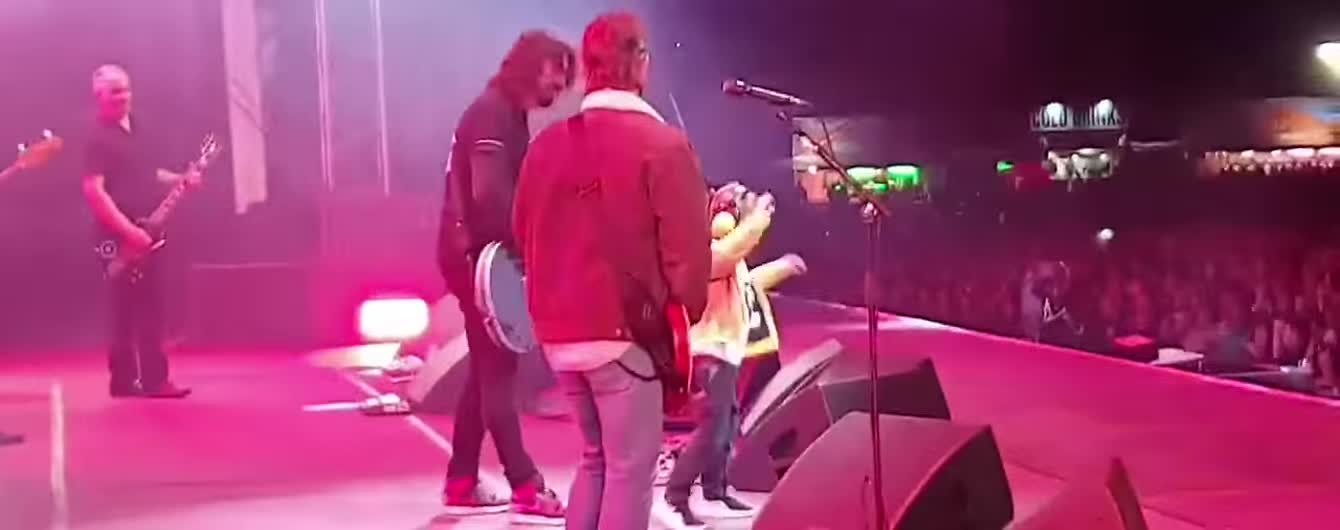 Разорвал толпу. 5-летний фанат Foo Fighters драйвово станцевал на сцене с кумирами
