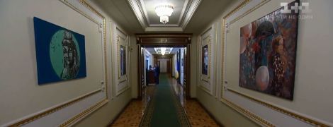 Шаурма, Моніка Белуччі та німфи на Осокорках: офіс Зеленського прикрасили поп-артом