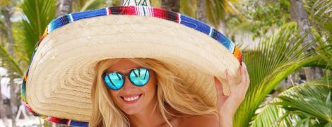 Струнка Ірина Федишин у строкатому купальнику та сомбреро показала фігуру