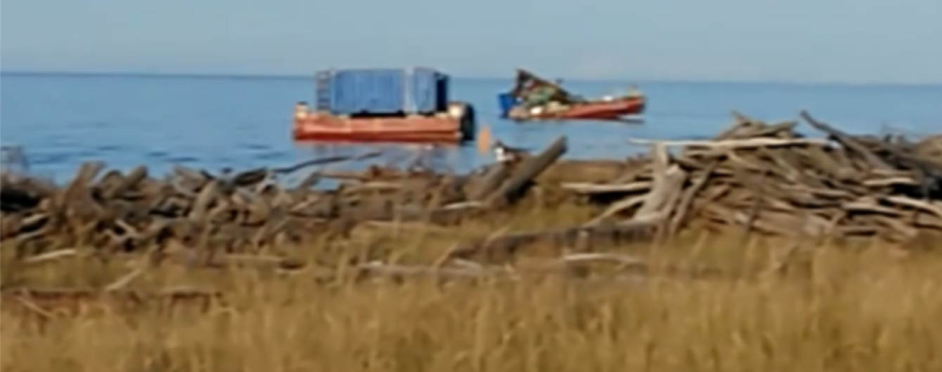 Появились видео и фото покореженной взрывом военной платформы в России