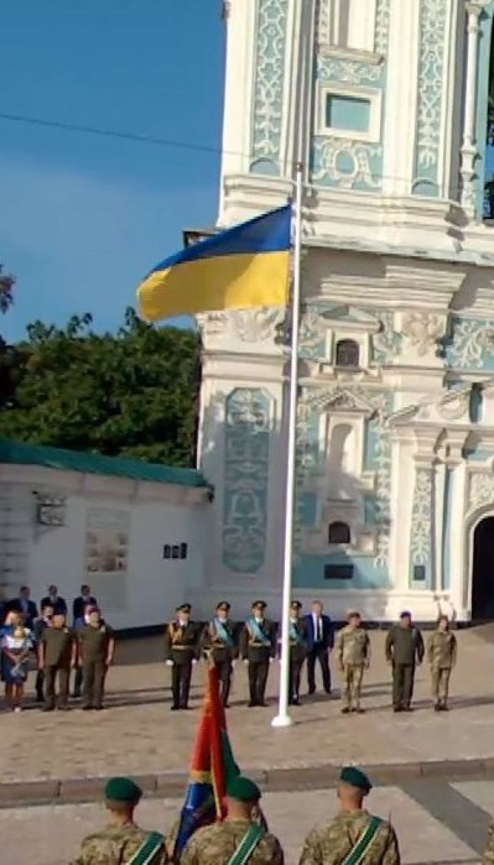 На Софійській площі розпочалася урочиста церемонія підняття прапора