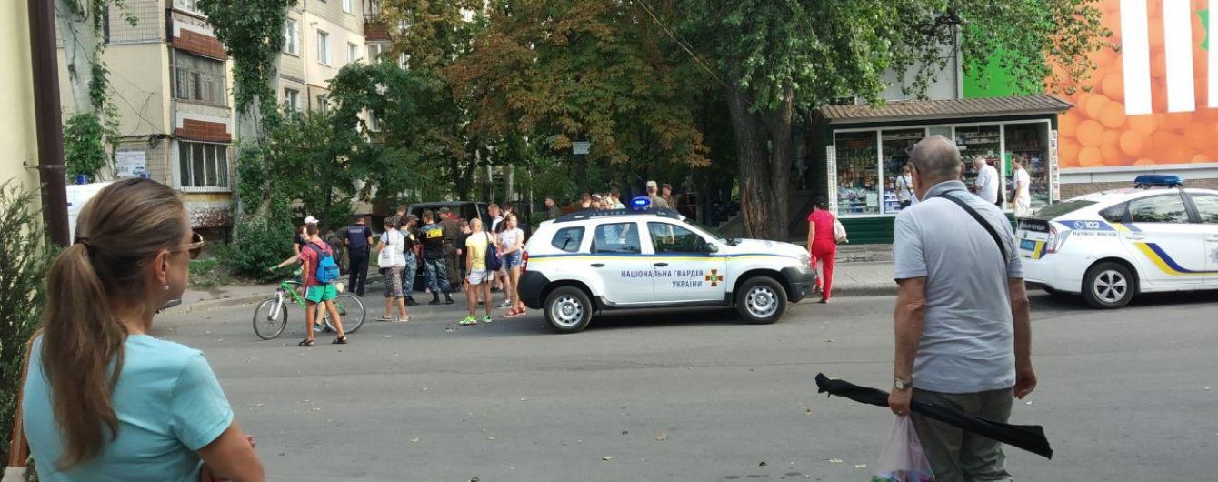 В Днепре голый мужчина бегал по улицам и врезался во все на своем пути