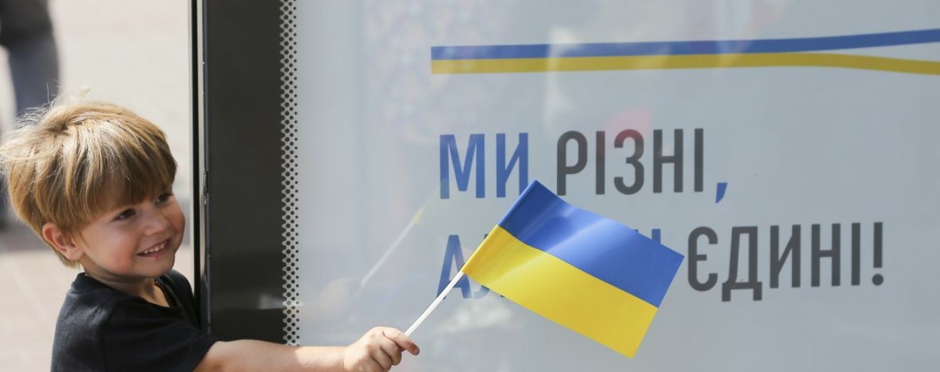 Соціологи визначили, скільки людей хотіли б, щоби їхні діти та онуки залишилися жити в Україні