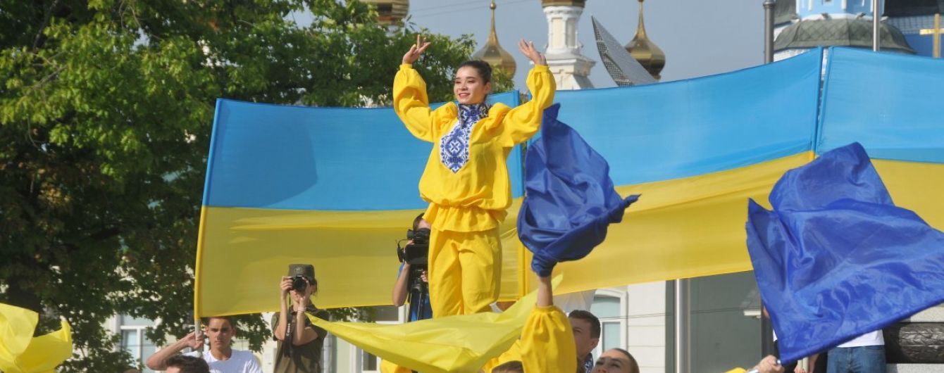 Від Львова до окупованого Краснодону: в День прапора Україна замайоріла синім і жовтим кольорами