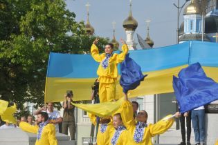 Від Львова до окупованого Краснодону: в День прапора Україна замайоріла синім і жовтим кольорами