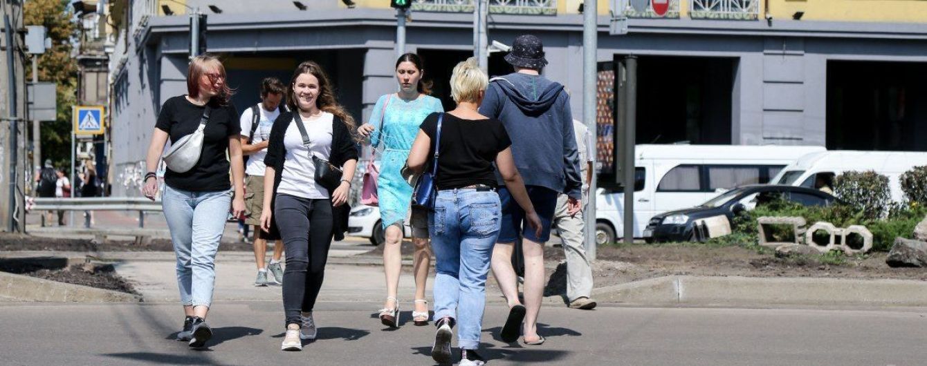 Водитель снял, как чудом пролетел между трех пешеходов на переходе в Киеве