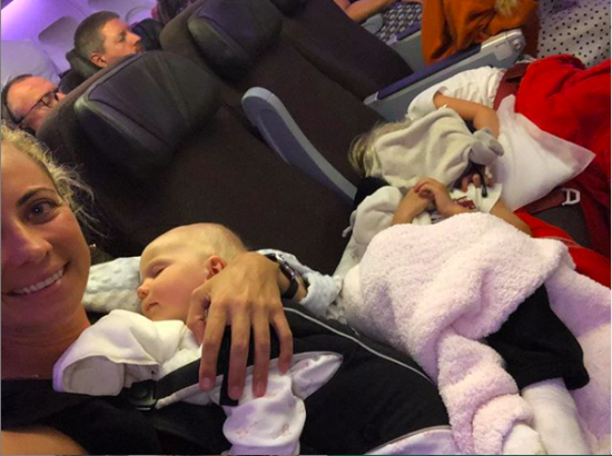 Доньку мільярдера Бренсона заскочили з дітьми в економкласі літака, який належить її батьку