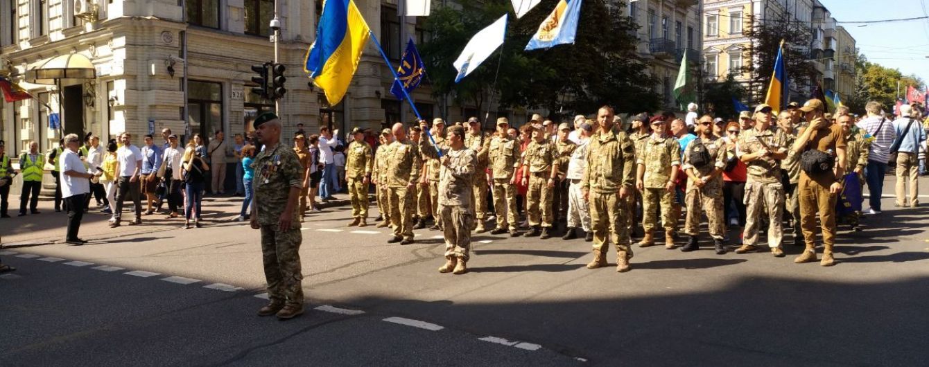 Ветераны и волонтеры идут Маршем Защитников к Крещатику