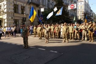 Ветераны и волонтеры идут Маршем Защитников к Крещатику