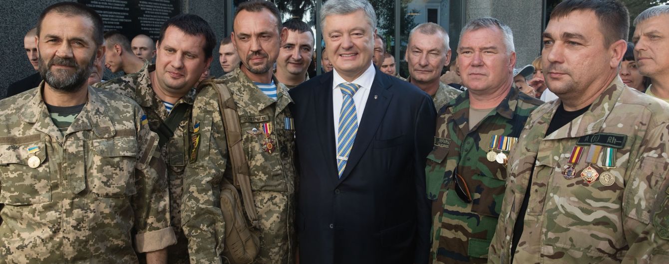 Порошенко на День Независимости поменял официальные торжества на встречу с бойцами