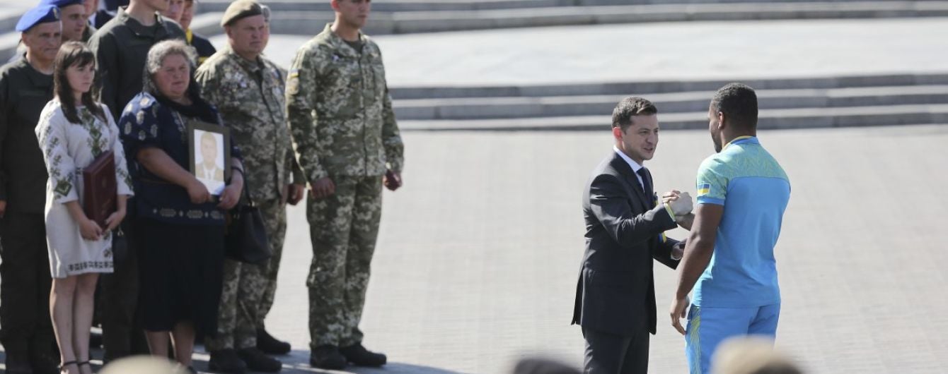 В День Независимости Зеленский наградил украинцев