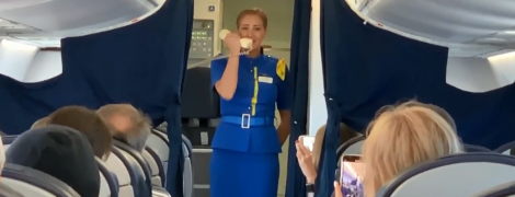 Стюардеса літака в небі акапельно виконала для пасажирів Гімн України